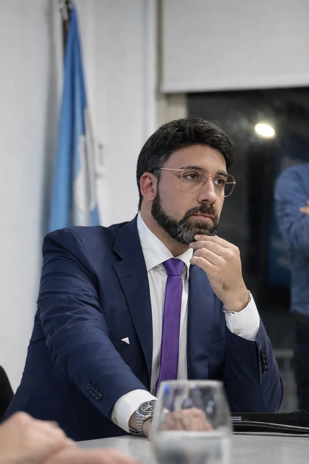 Fernando Arrieta coordinando una reunion con auditores